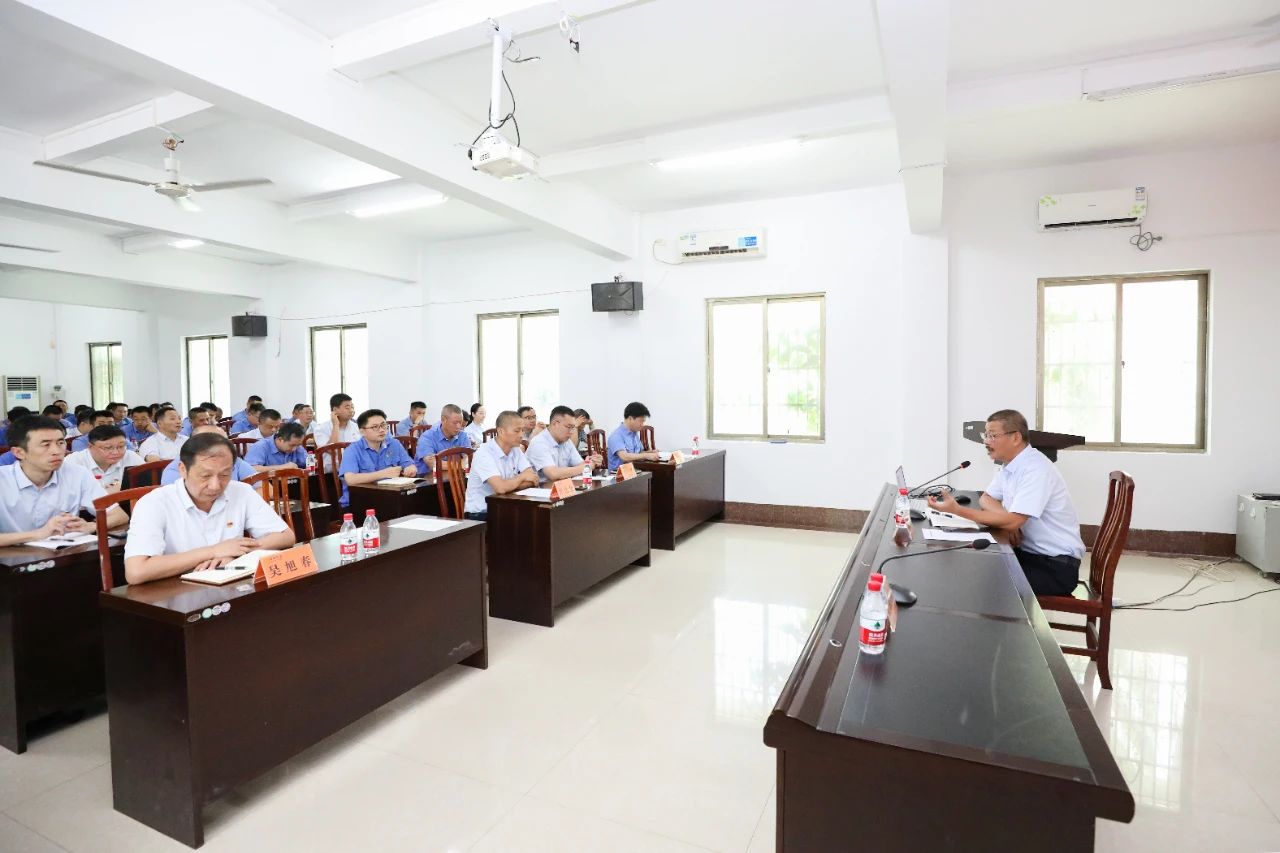 刘明东教学党纪学习教育专题党课1.jpg