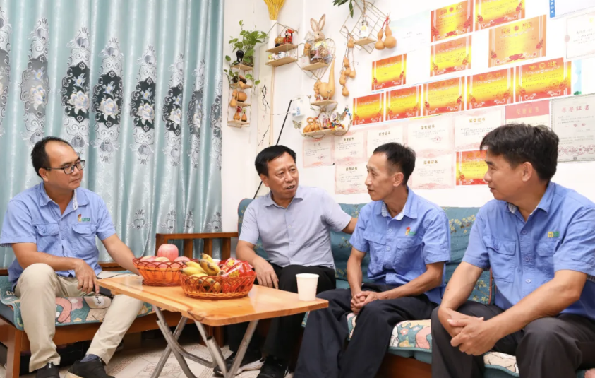 天下劳模朱平:海南省总工会到pt客户端走访慰问天下劳模朱平